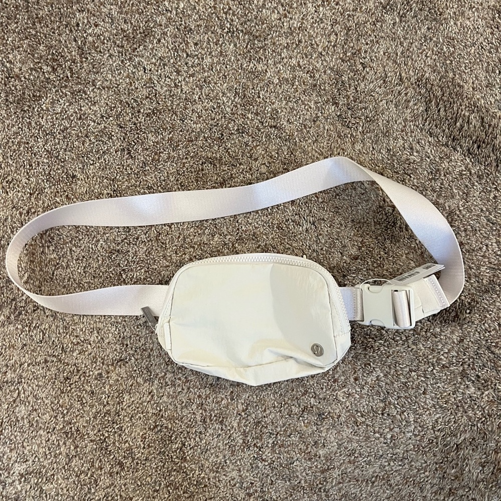 Lululemon everywhere belt bag
